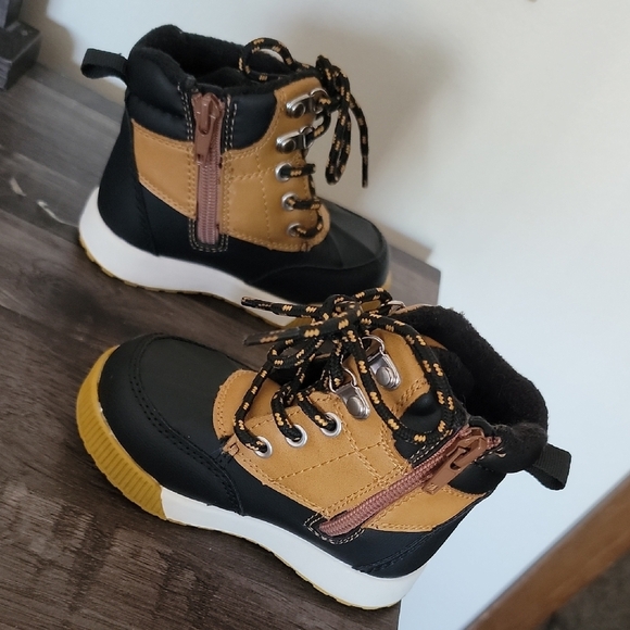 3 for $25 item🎉Wonder Nation Baby Tan and Black Boots - Picture 2 of 6